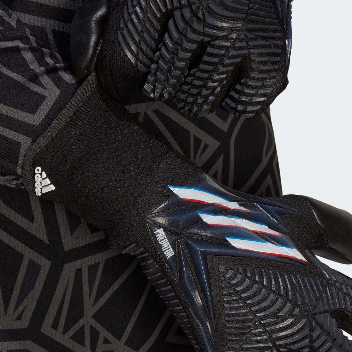 Adidas Predator Pro Goalkeeper Gloves (Negative Cut) - Black (Detail 1)